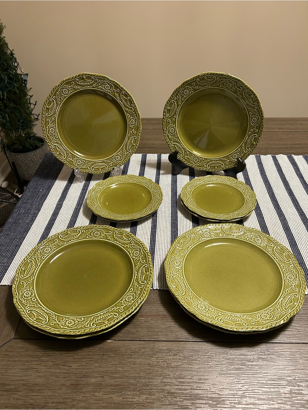 Canonsburg Regency Plates in Green Dining Collection-Set of 10